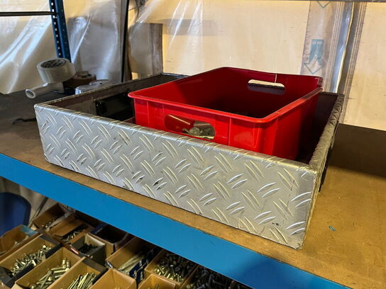 Stålreol med indhold