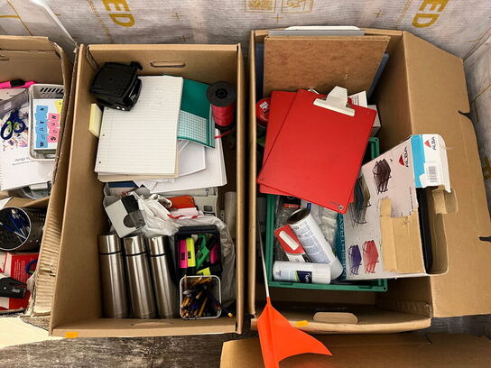 4 stk. kasser med indhold