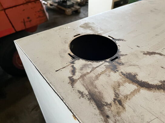 Stålskab med indhold