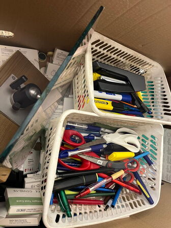 2 stk. kasser med indhold