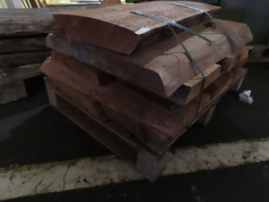 Genbrugstræ, rester af planker og plader