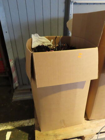 Kæmpe kasse med brugte briller