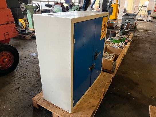 Stålskab med indhold