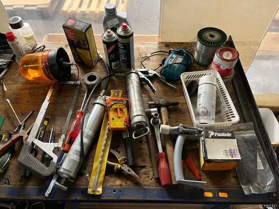 Solidt arbejdsbord med skruestik og indholdet på bordet