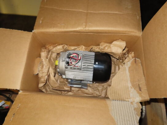 7 stk. el-motorer KPL N/6452A samt lader