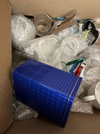 2 stk. kasser med indhold