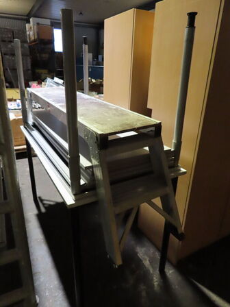 2 stk. borde samt arbejdsbænk