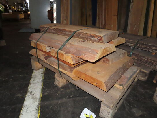 Genbrugstræ, rester af planker og plader