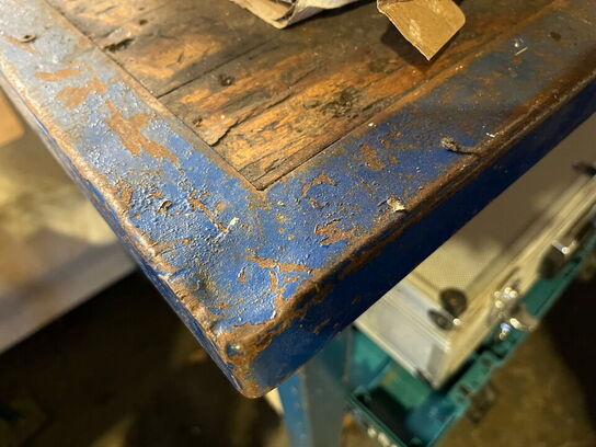 Solidt arbejdsbord med skruestik og indholdet på bordet