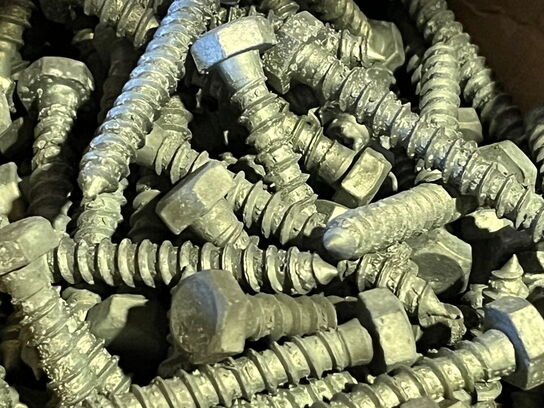 Stålreol med indhold