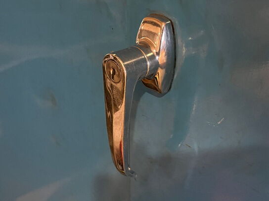 Stålskab med indhold