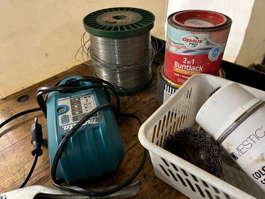 Solidt arbejdsbord med skruestik og indholdet på bordet