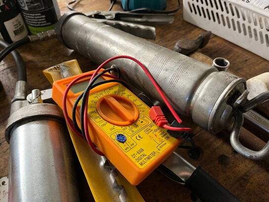 Solidt arbejdsbord med skruestik og indholdet på bordet