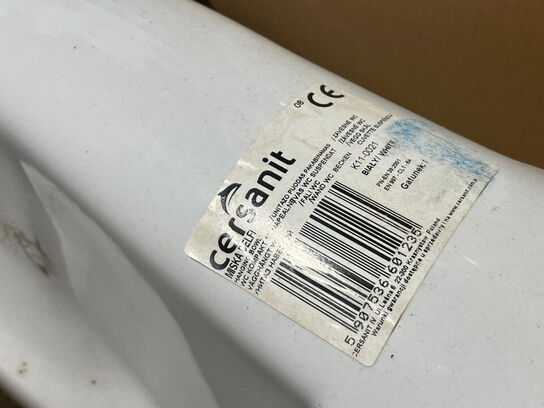 Væghængt toilet samt vask