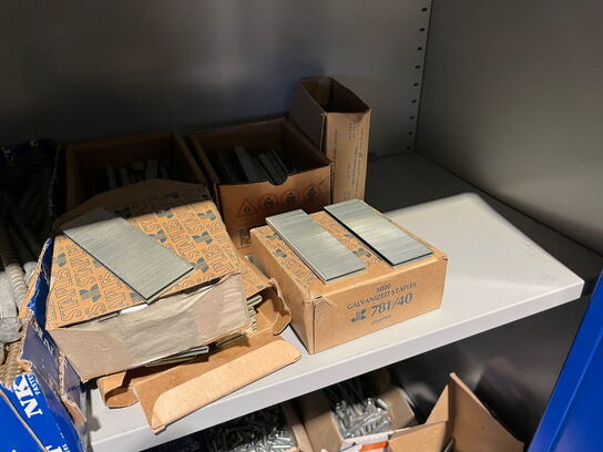 Stålskab med indhold