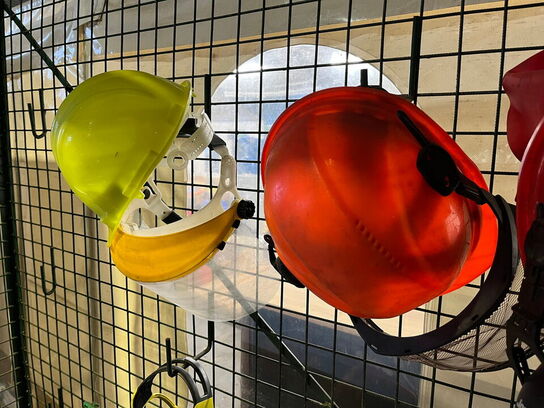 Sikringsbur med indhold