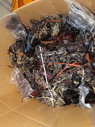 Kæmpe kasse med brugte briller