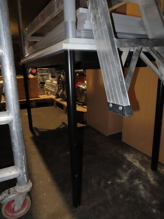 2 stk. borde samt arbejdsbænk