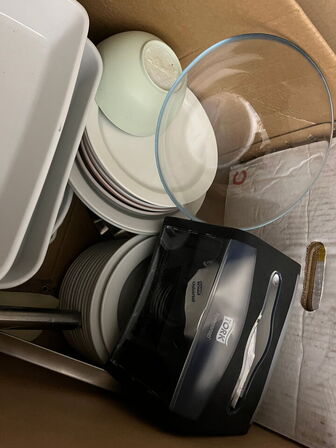 2 stk. kasser med indhold