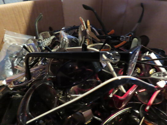 Kæmpe kasse med brugte briller