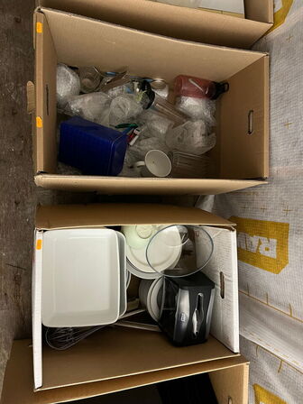 2 stk. kasser med indhold