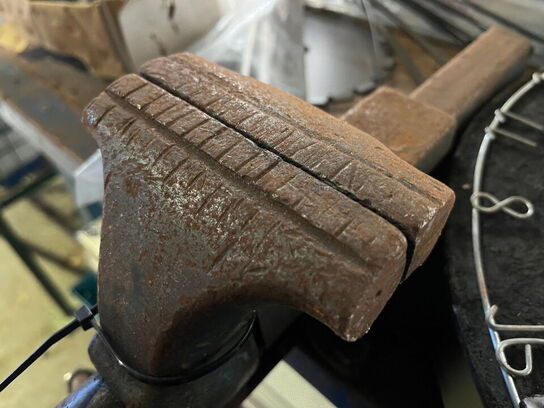 Solidt arbejdsbord med skruestik og indholdet på bordet