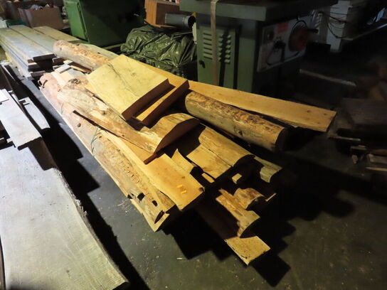 Genbrugstræ, rester af planker og bjælker mm. 