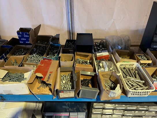 Stålreol med indhold