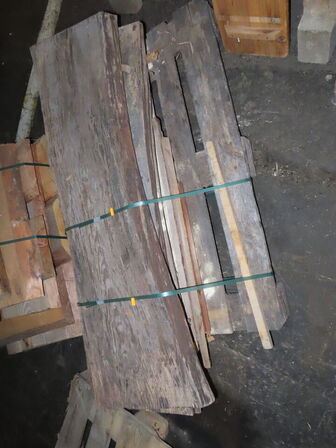 Genbrugstræ, rester af planker og plader