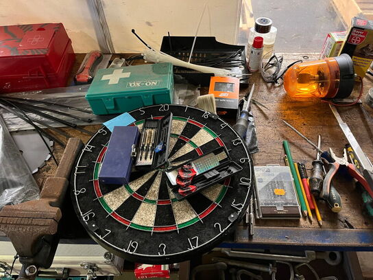 Solidt arbejdsbord med skruestik og indholdet på bordet