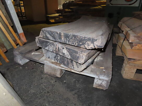 Genbrugstræ, rester af planker og plader