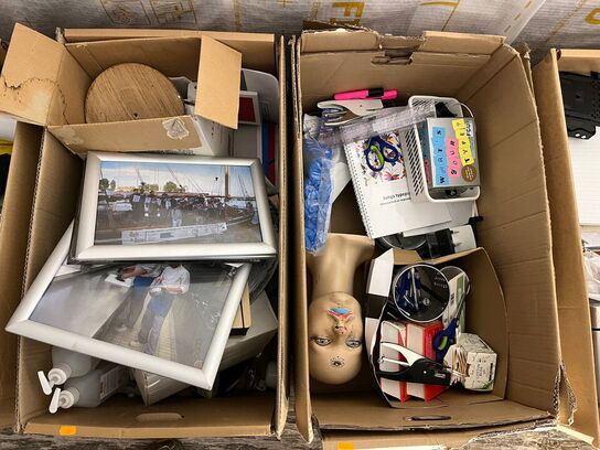 4 stk. kasser med indhold