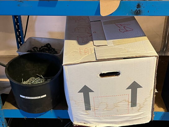 Stålreol med indhold