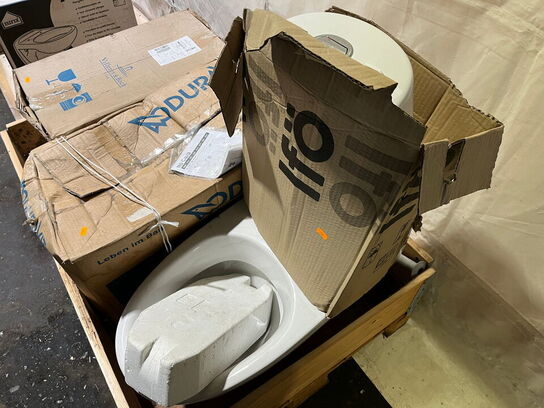 1 stk. toilet, samt 2 stk. toiletkummer til væghængt toilet