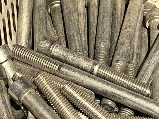 Stålreol med indhold