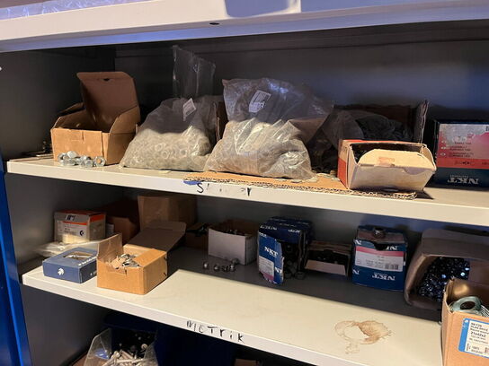 Stålskab med indhold