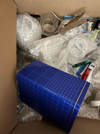 2 stk. kasser med indhold