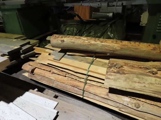 Genbrugstræ, rester af planker og bjælker mm. 