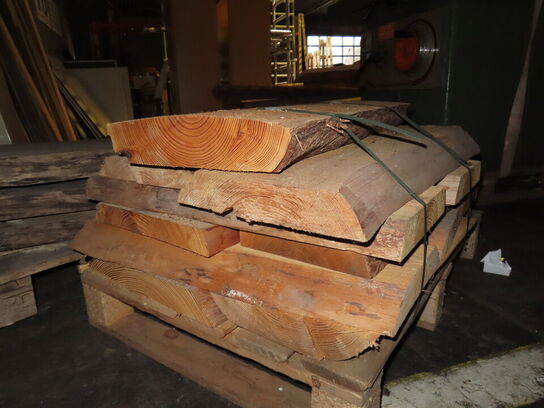 Genbrugstræ, rester af planker og plader