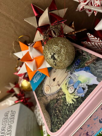 2 stk. kasser med indhold