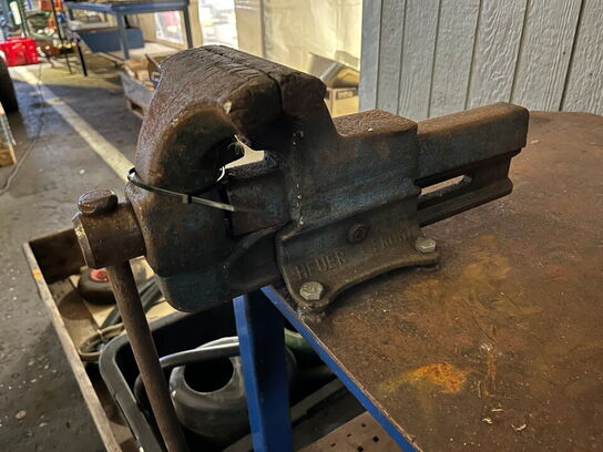 Solidt arbejdsbord med skruestik