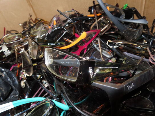 Kæmpe kasse med brugte briller