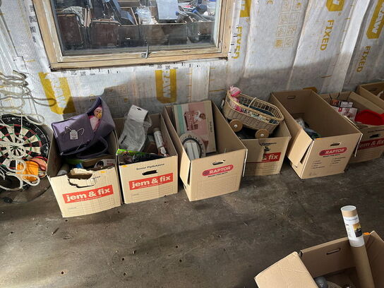 6 stk. kasser med indhold