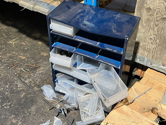 Stålreol med indhold