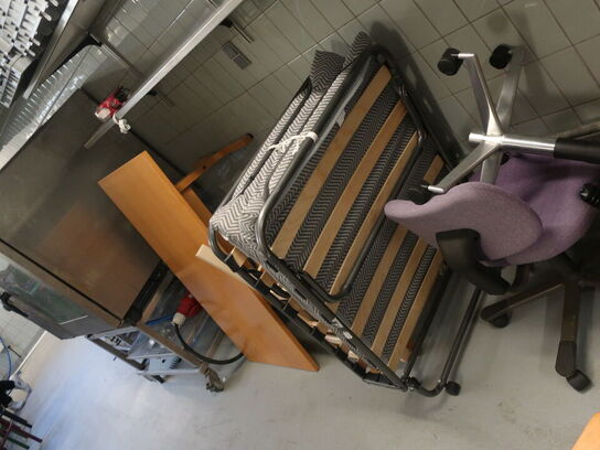 Div. borde, spejle og indhold på borde, samt stole