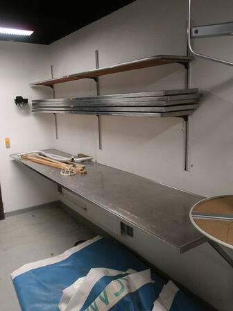 Bordplade samt hylder i rustfri