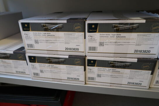 2 stk. fødevarereoler med div. Fødevarer, gryde m.m.