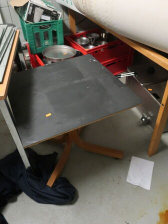 Div. borde, spejle og indhold på borde, samt stole