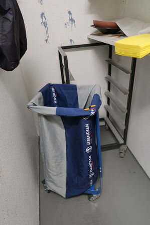 Stikvogn, skraldespandsstativ samt div. Bakker og skærebræt