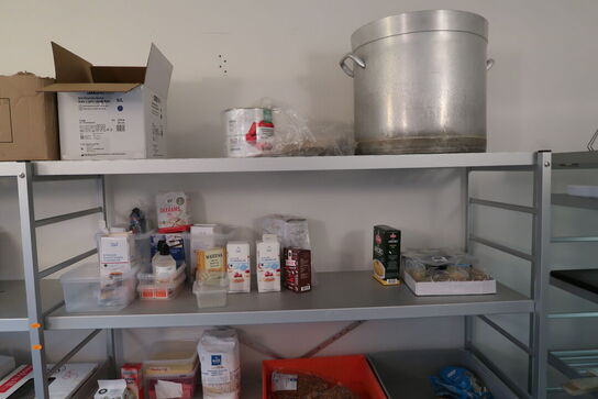 2 stk. fødevarereoler med div. Fødevarer, gryde m.m.